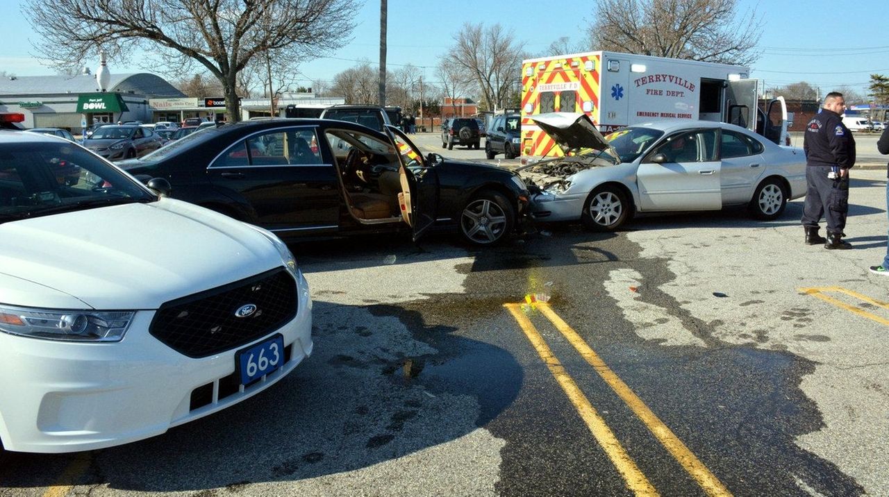 Suffolk driver crashes stolen car into cop car, police say - Newsday