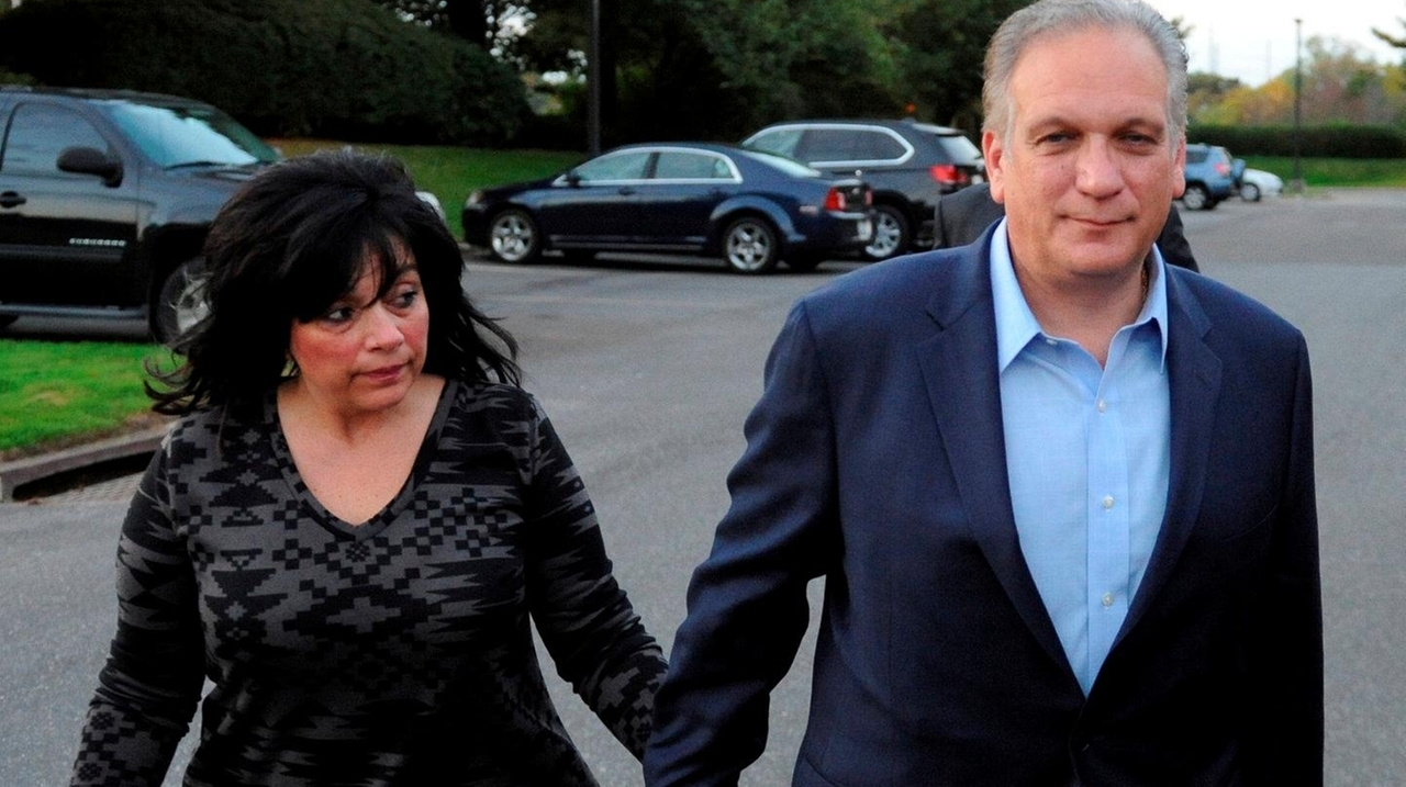Lawyers for Manganos and Venditto file flurry of pretrial motions - Newsday