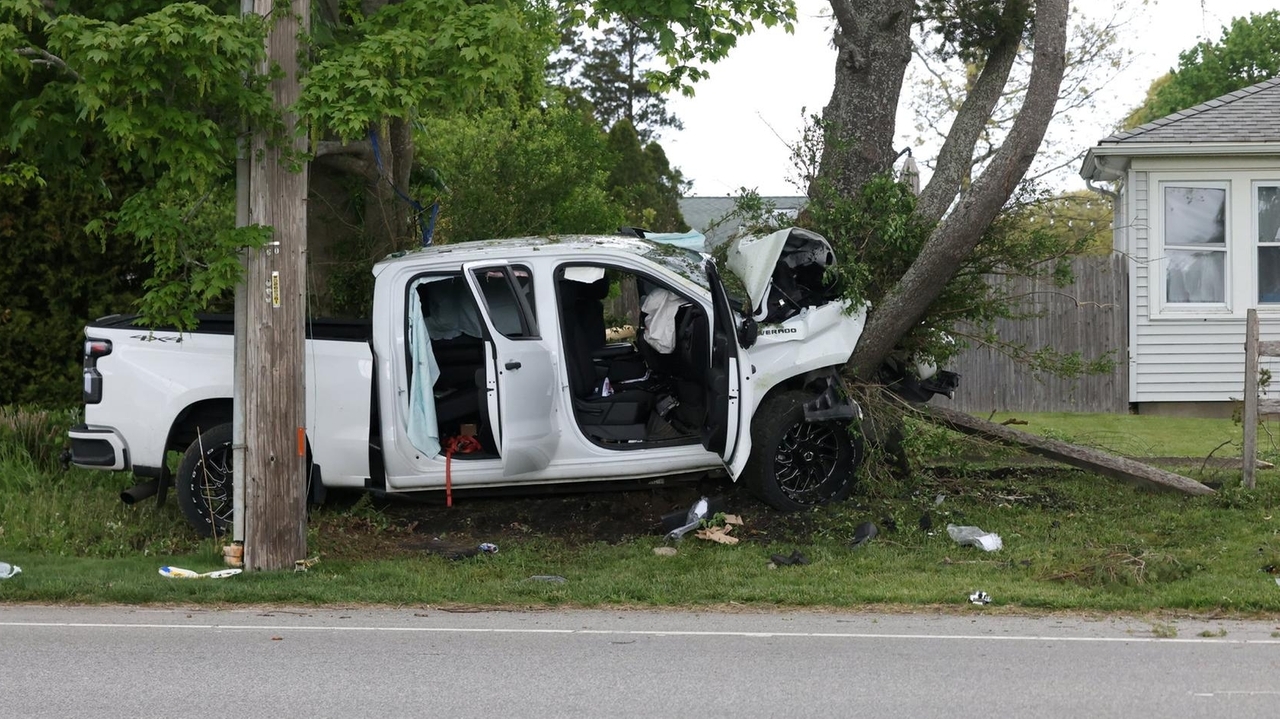3 men seriously injured after crashing into tree in Southold; Route 48 ...