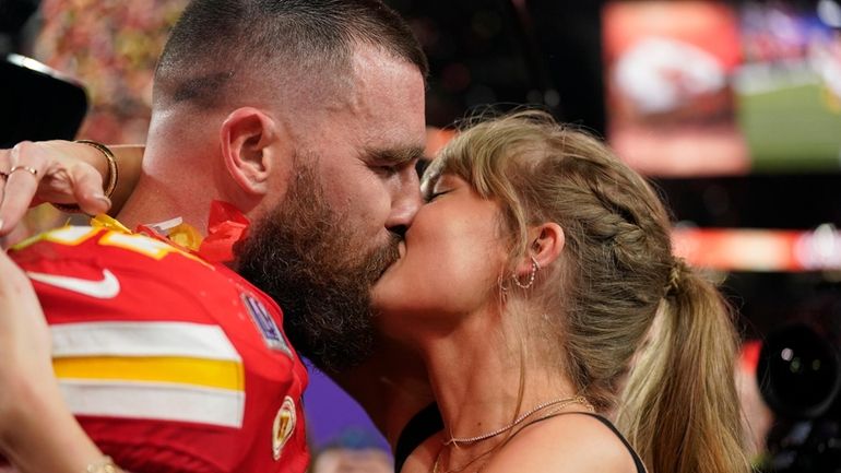 Taylor Swift kisses Kansas City Chiefs tight end Travis Kelce...