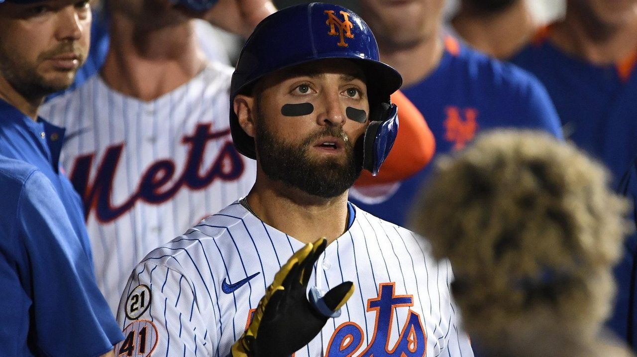 New York Mets' Kevin Pillar bloodied by fastball to face as injury