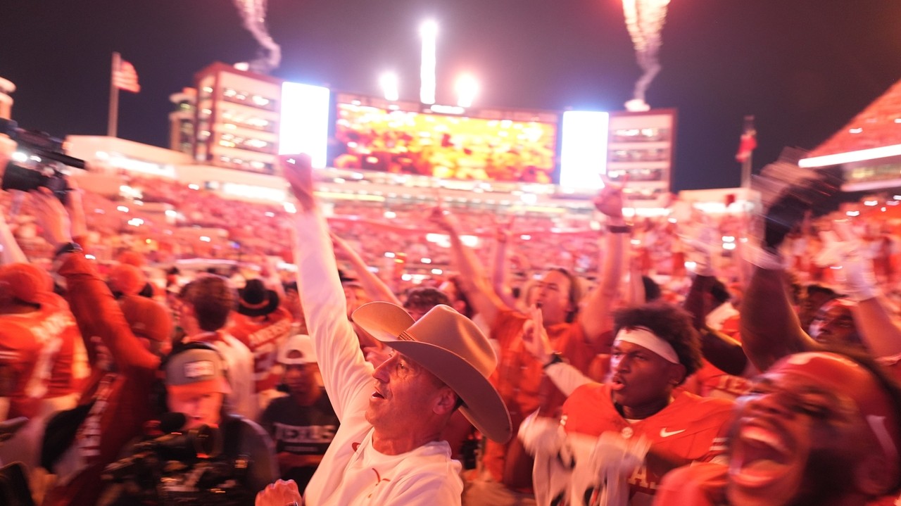 Texas rises to No. 1 in AP poll, Ohio State and Oregon tumble and Michigan returns to the Top 25