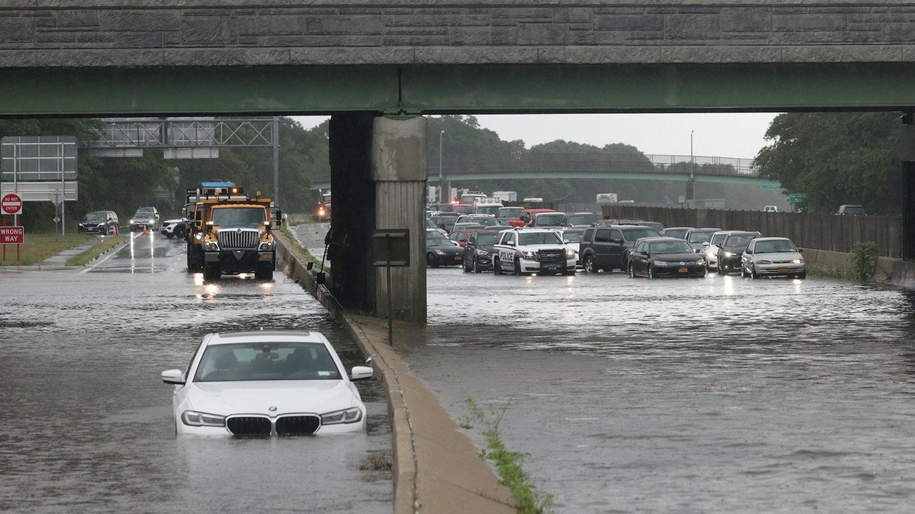 Suffolk police officer seriously injured near flooded Sunrise Highway - Vimarsana News