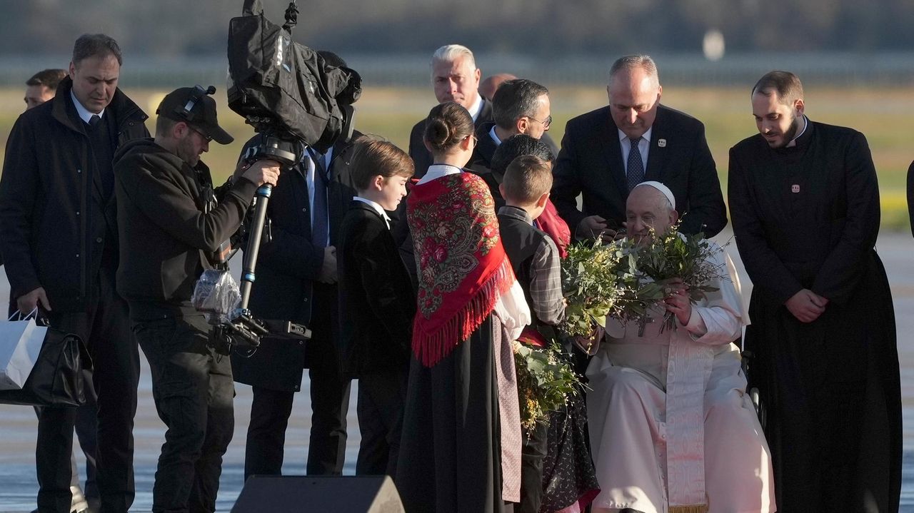 Pope Francis arrives on 1st papal visit to Corsica, with focus on regional crisis, popular piety