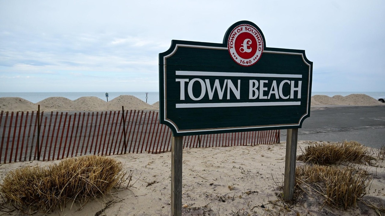 Queens man drowns after fishing boat sinks off Southold beach, police say