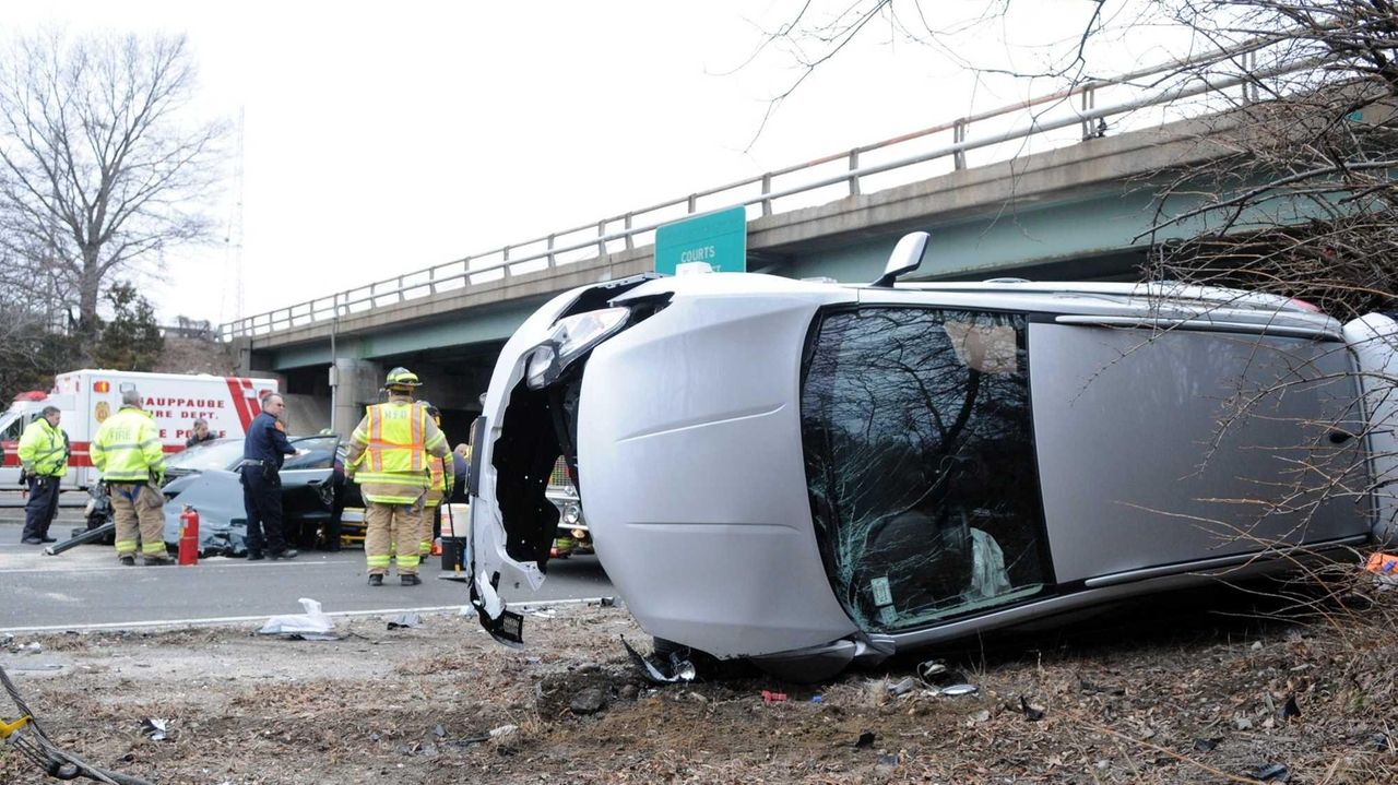 Cops 2 hurt in Hauppauge crash Newsday