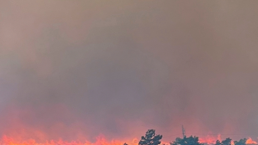 Fast-moving wildfire amid shifting winds threatens Reno, Nevada ...