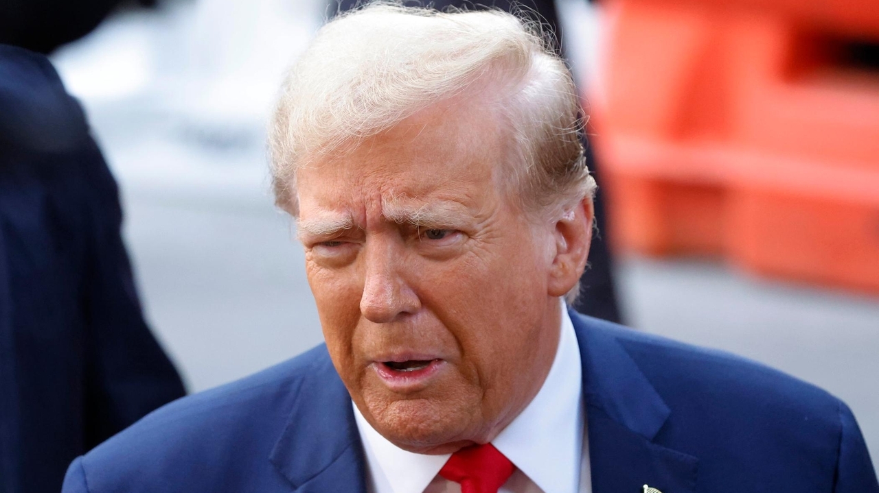 Der frühere Herausgeber des National Inquirer, David Pecker, sagt aus ...