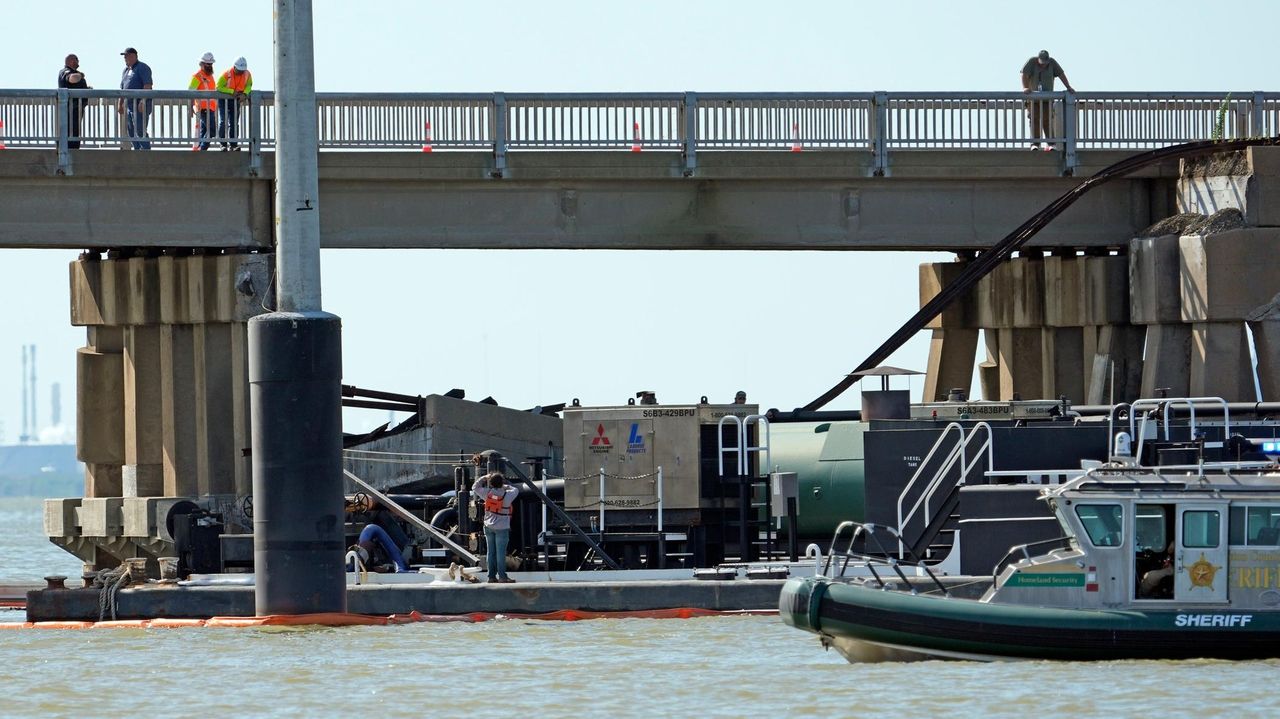 Barge hits bridge connecting Galveston and Pelican Island, causing ...