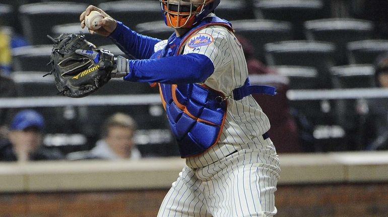 Mets catcher Travis d'Arnaud throws against the St. Louis Cardinals...