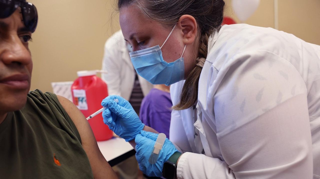 Štúdia CDC ukazuje, že najnovší výstrel COVID ponúka 54% ochranu