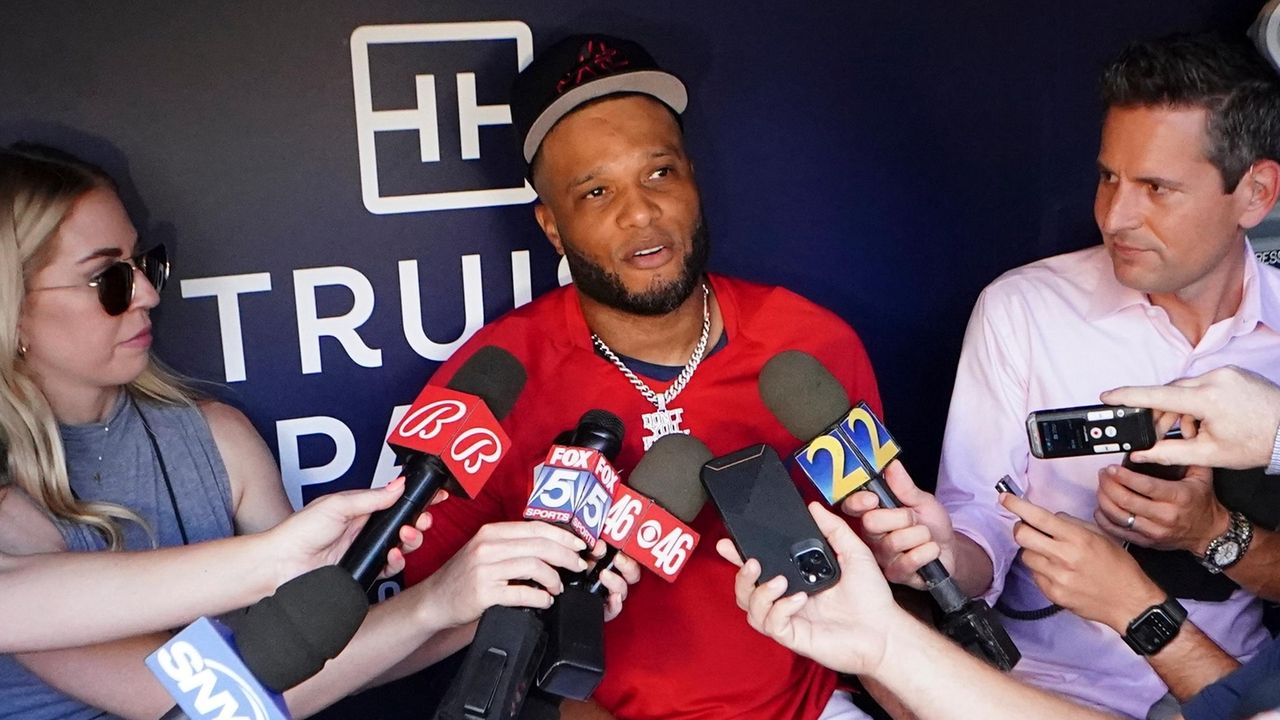 Robinson Cano spotted rocking Mets glove during Braves debut