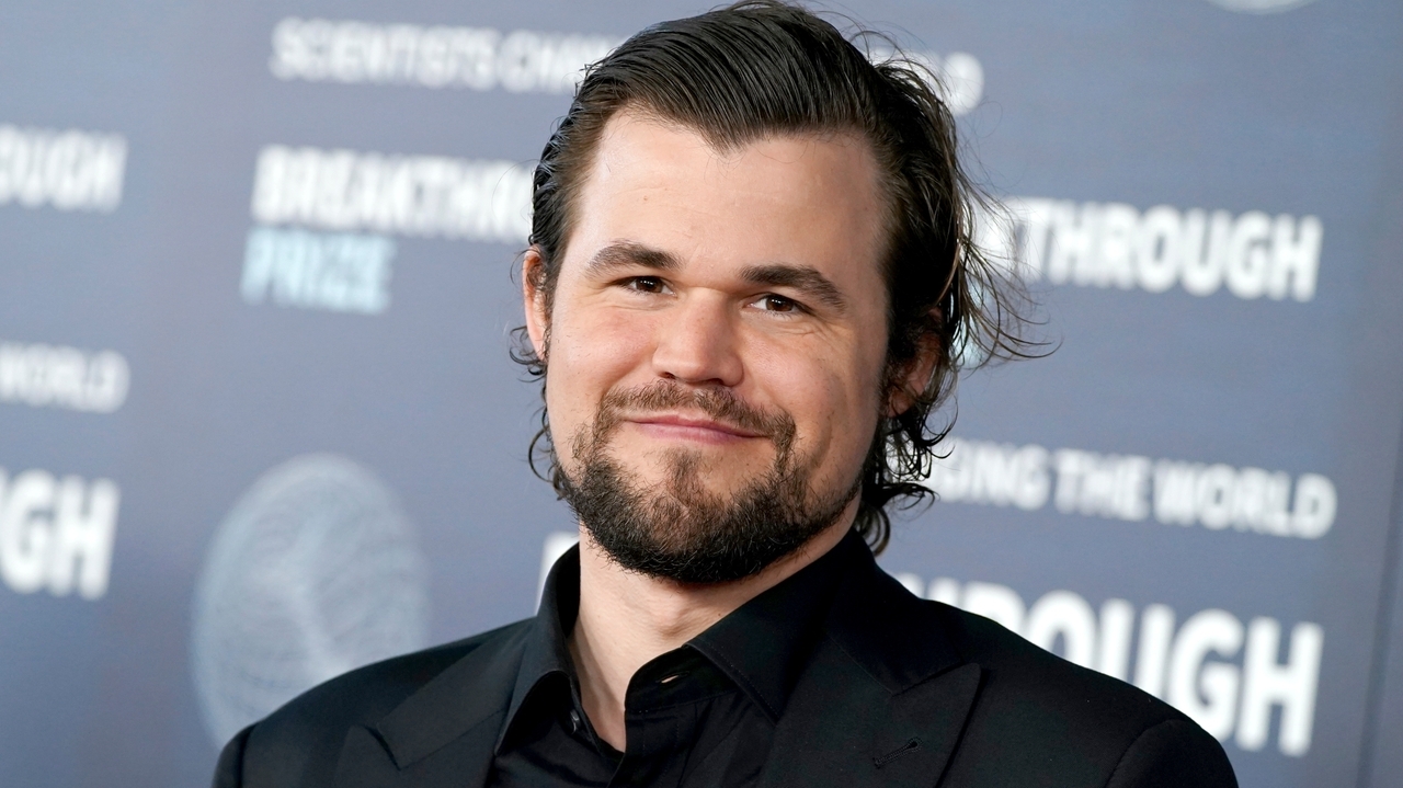Norwegian chess grandmaster Magnus Carlsen quits a tournament in a dispute over jeans
