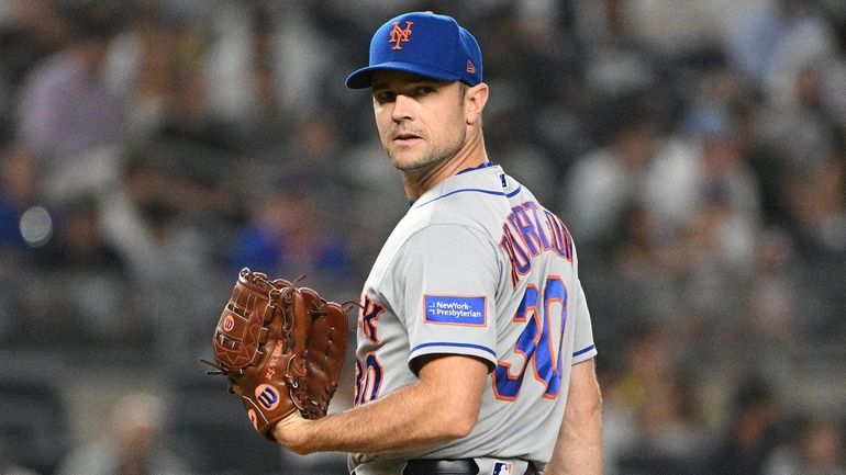 Mets relief pitcher David Robertson pitches during the eighth inning...