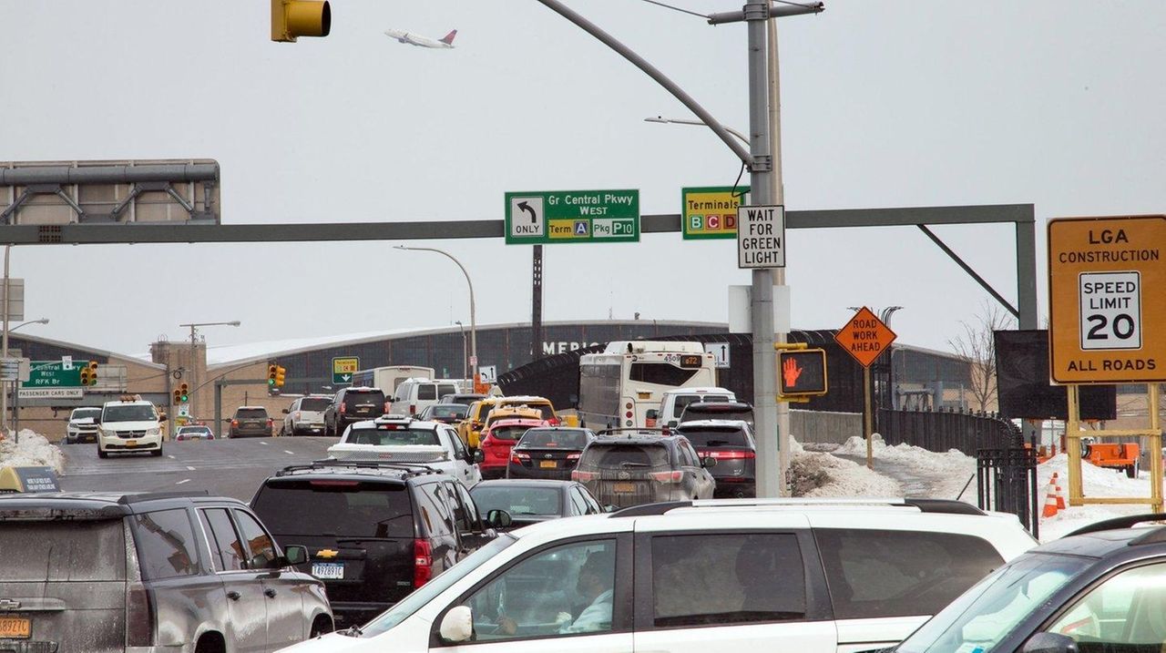 Light traffic on the Grand Central Parkway near Laguardia Airport