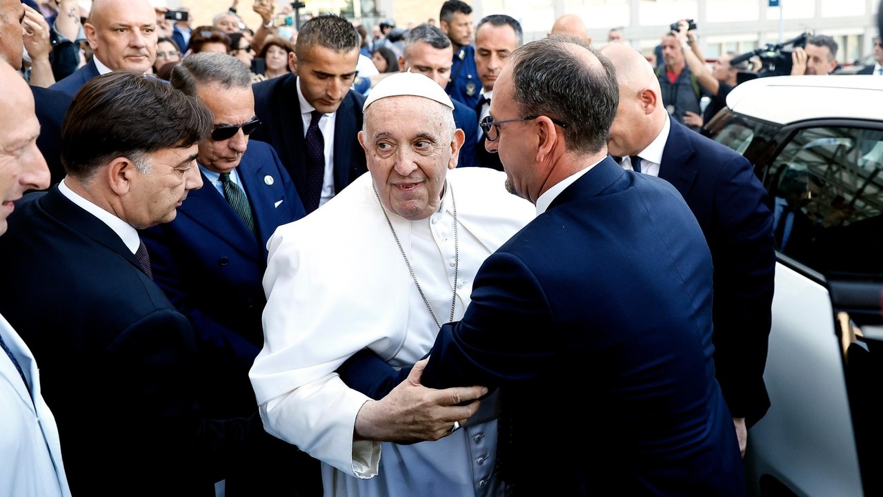 Pope Francis leaves Rome hospital 9 days after operation; surgeon says 'he's better than before' - Vimarsana News