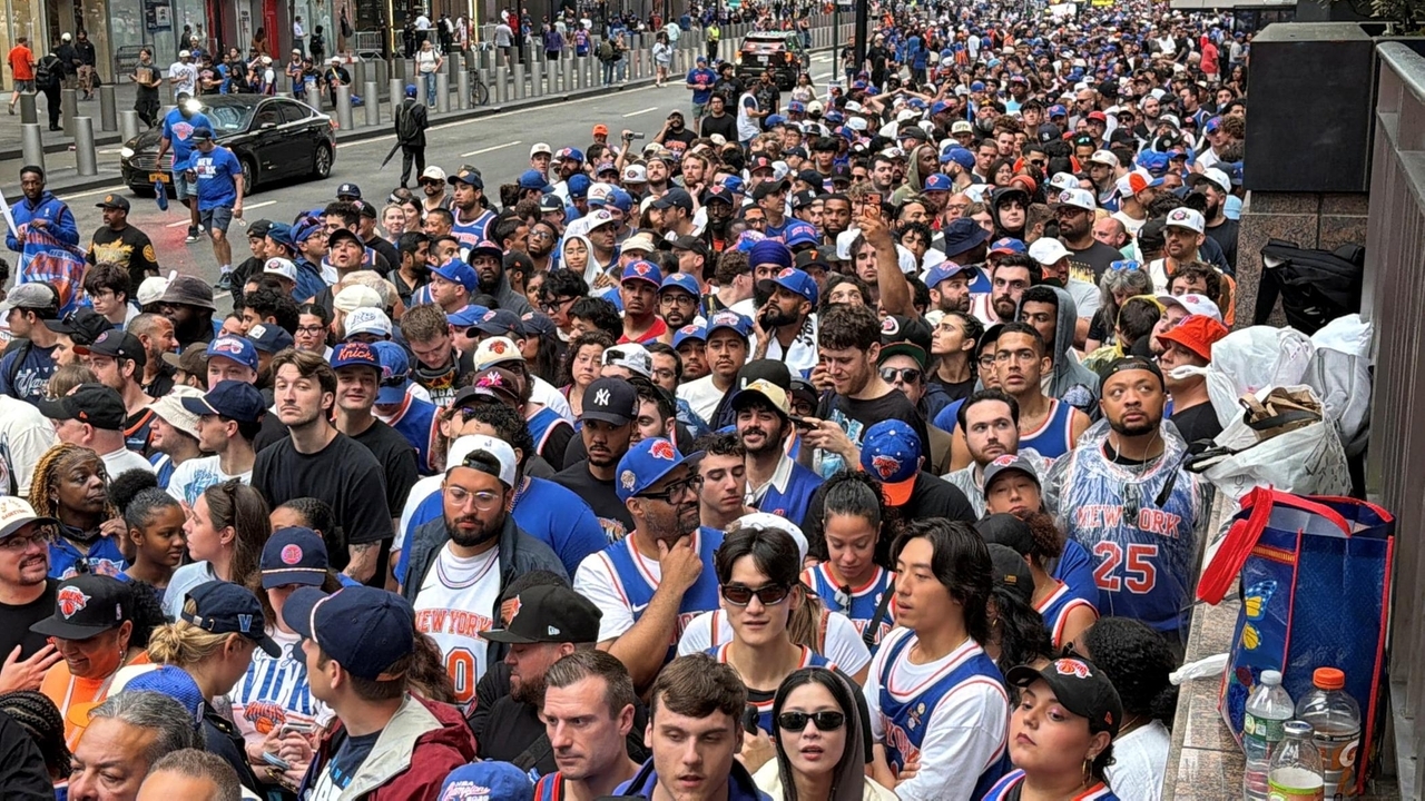Extraordinary scenes of crowding