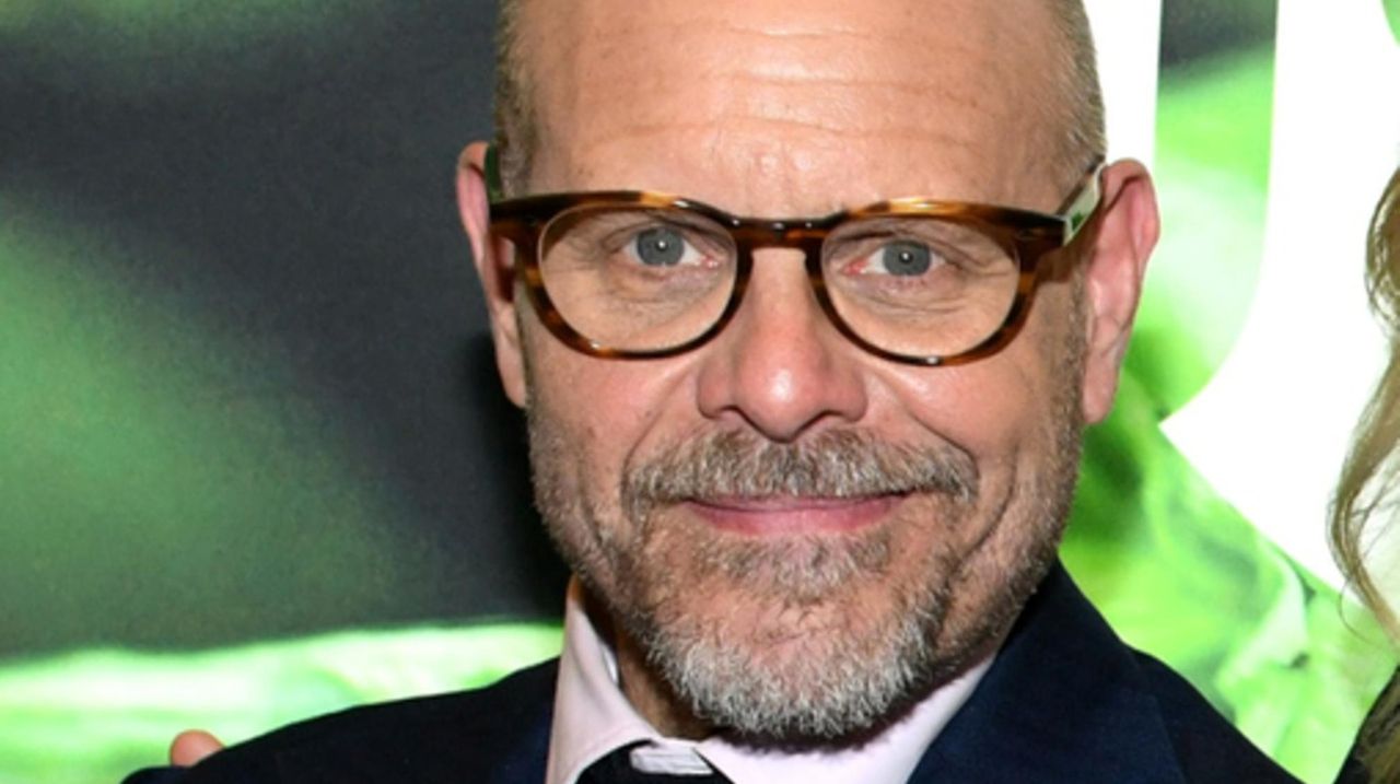 Alton Brown apologizes for 'Holocaust' tweet Newsday