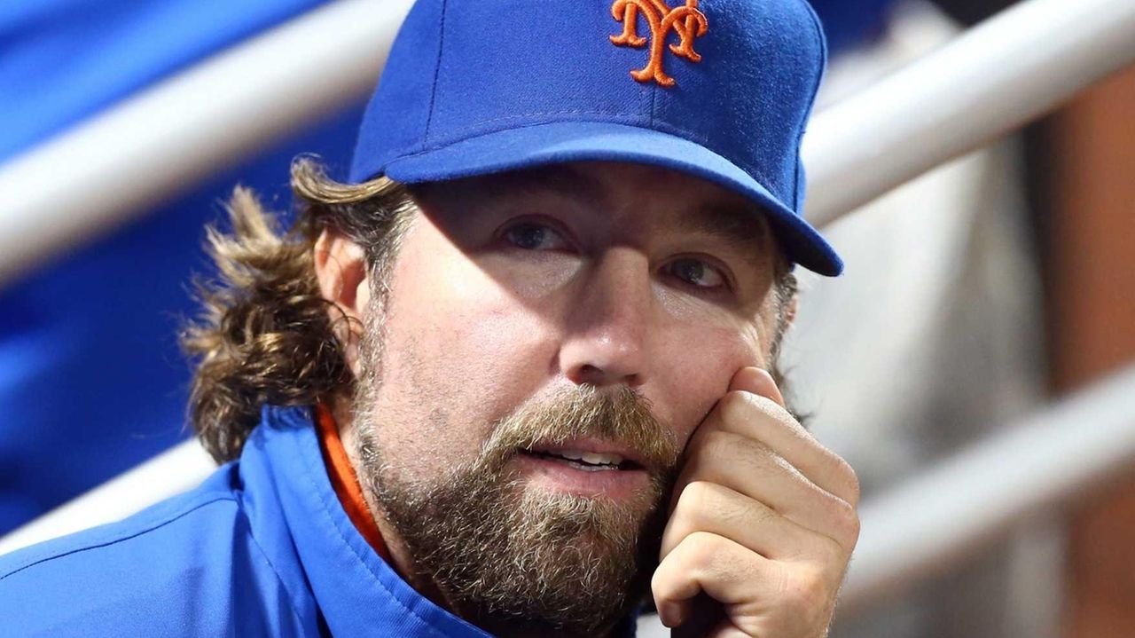 Mets' Cy guy R.A. Dickey unhappy with pace of contract talks