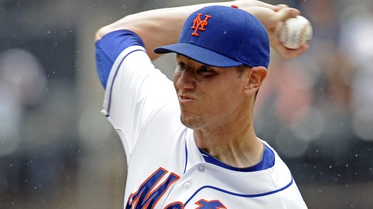 Mets pitcher Jeremy Hefner delivers the ball to the Kansas...