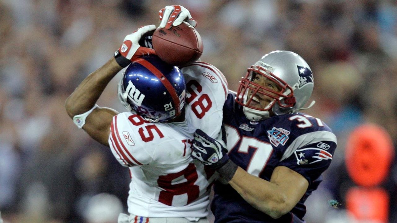 The New York Giants' Tom Strahan, left, and Eli Manning celebrate after a  17-14 Giants' victory in Super Bowl XLII at University of Phoenix Stadium  in Glendale, AZ, USA on February 3