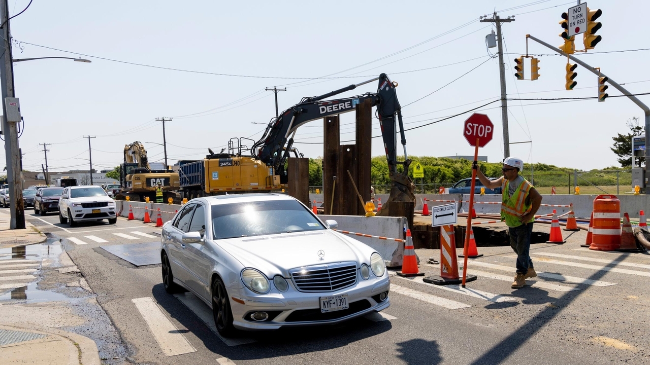 Lido Beach sinkhole repairs expected to take days - Vimarsana News