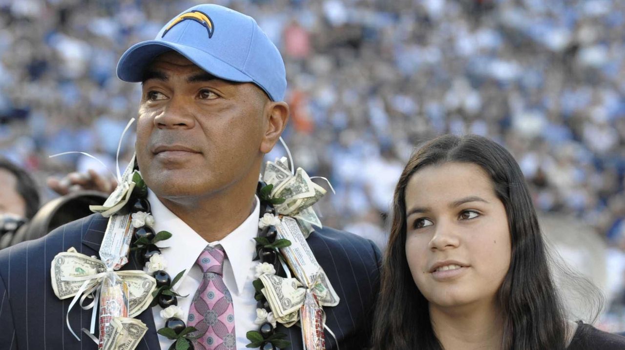 Junior Seau had degenerative brain disease CTE when he committed suicide,  study shows - CBS News