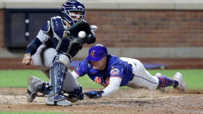 Brandon Nimmo #9 of the Mets beats the throw to Jose...