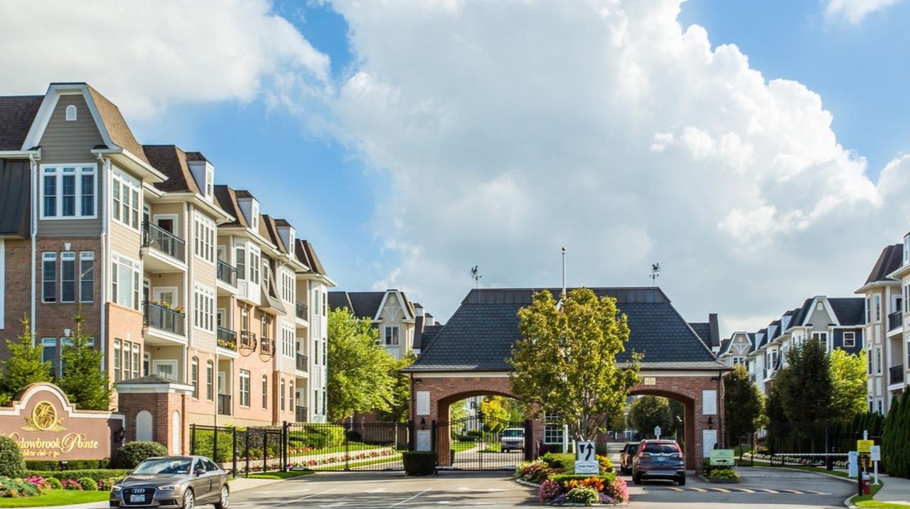 Westbury condo once owned by boxing referee Arthur Mercante Sr. asks