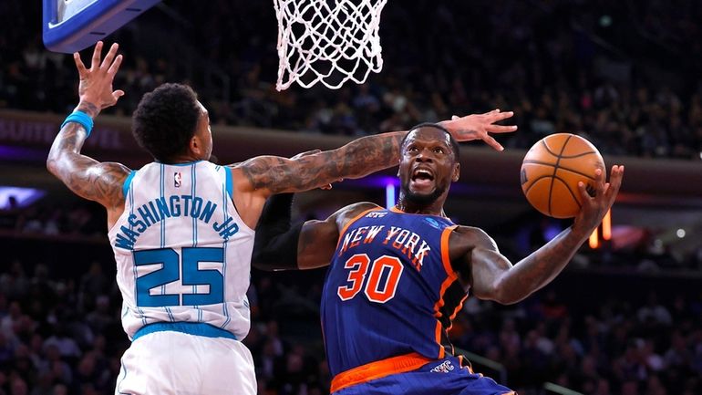 Knicks forward Julius Randle (30) drives to the basket against...