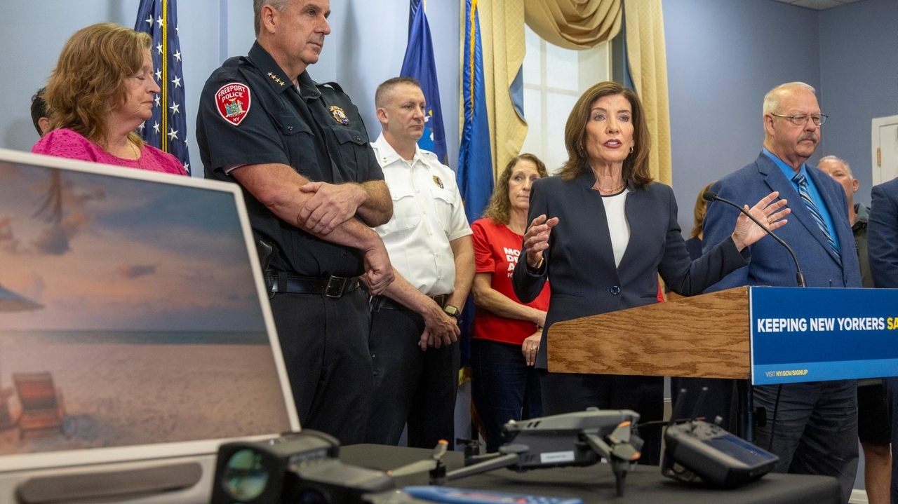 Hochul makes 3-stop tour across Long Island, a sign the suburbs are in play in governor's race