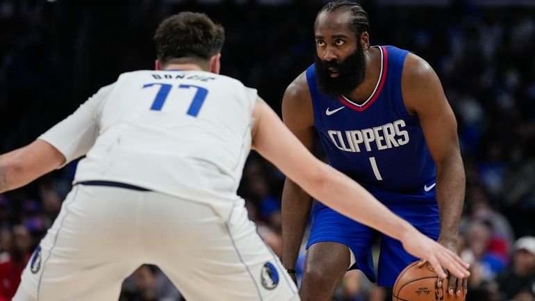 Dallas Mavericks guard Luka Doncic (77) defends against LA Clippers...