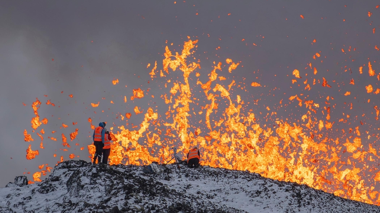 A volcano erupts in southwestern Iceland and spews magma in a ...