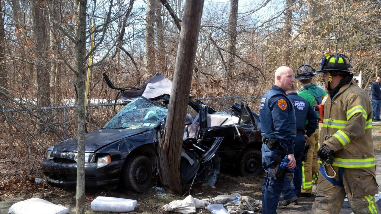 Lake Grove man dies of injuries sustained in crash with pole, police ...