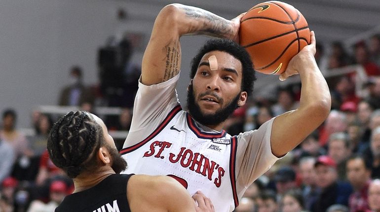 Julian Champagnie of St. John's gets pressured by Jared Bynum...