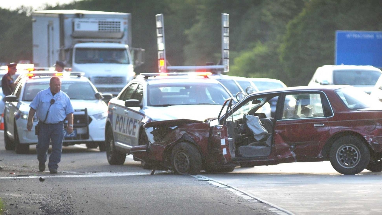 Police pursuit ends in crash on Sunrise Highway, cops say - Newsday