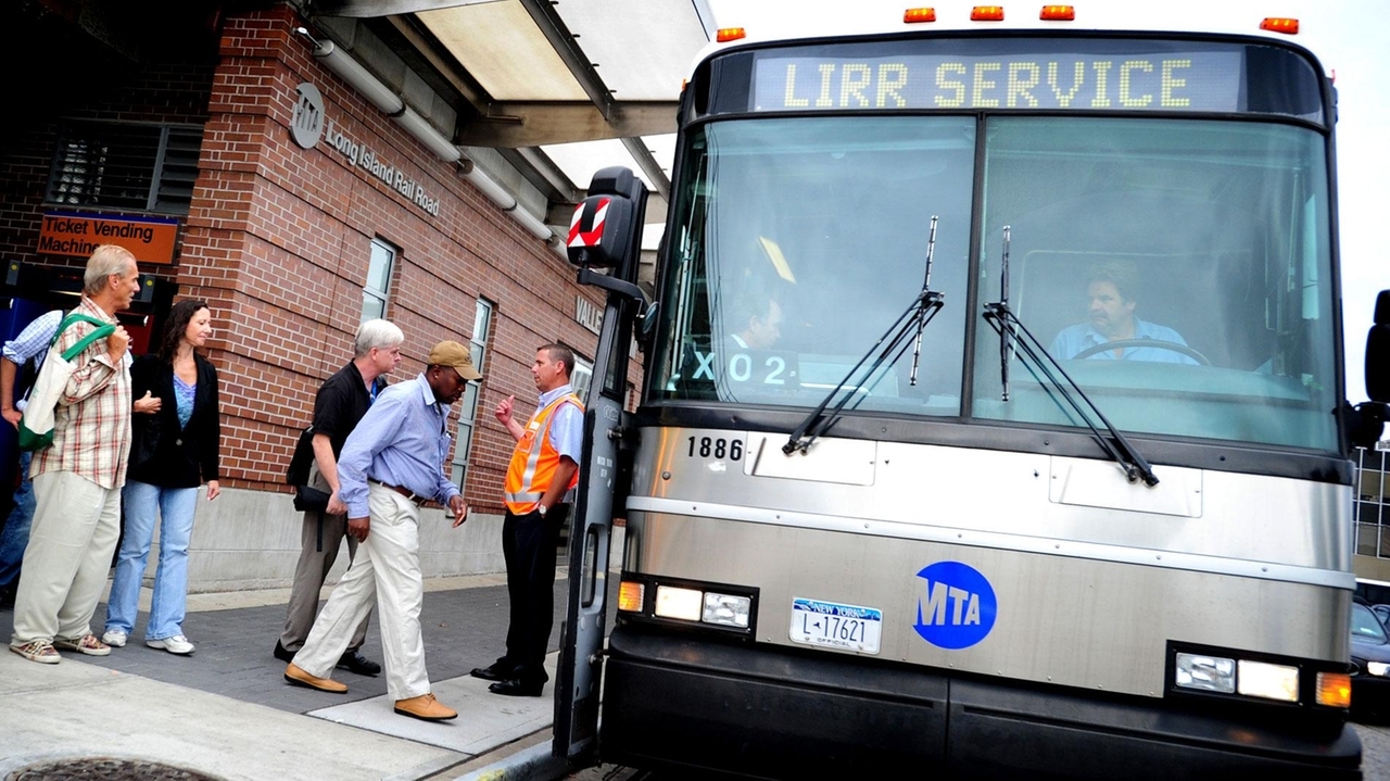 Bus praised as a help during LIRR disruption - Newsday