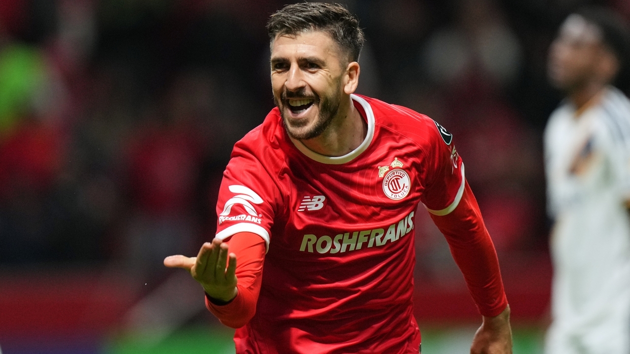 Paulinho's hat trick leads Toluca to a 4-2 first-leg win over LA