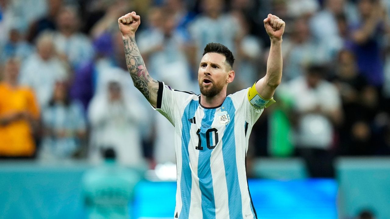 Messi carrying a knock?! Argentina talisman seen holding hamstring in  opening stages of Croatia World Cup semi-final clash