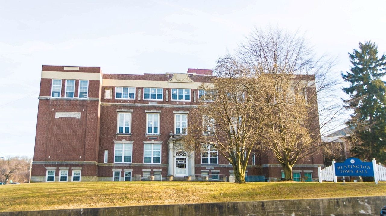 Huntington property tax payers advised to avoid lines by mailing