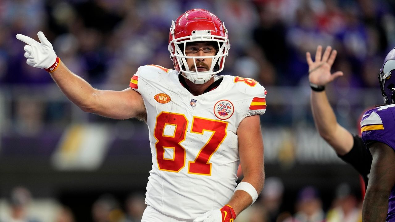 Travis Kelce, two other Chiefs being placed on Reserve/COVID-19