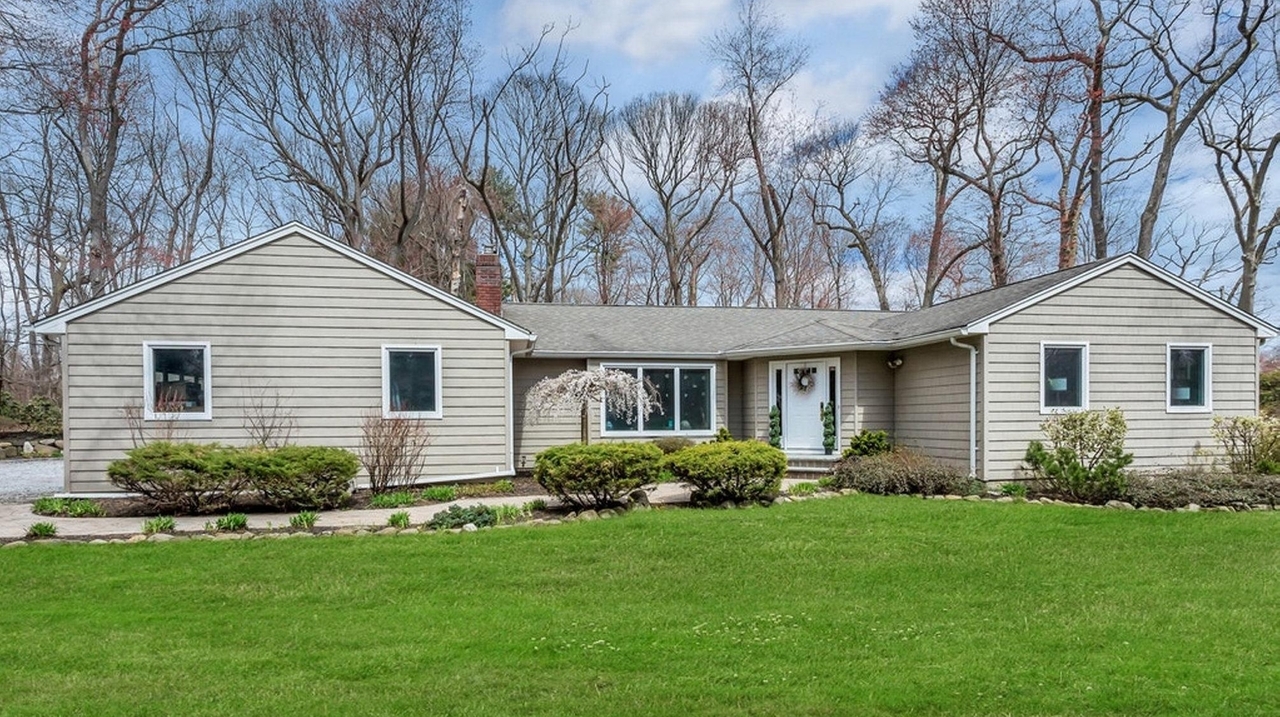 1.299M Muttontown home can shelter horses Newsday