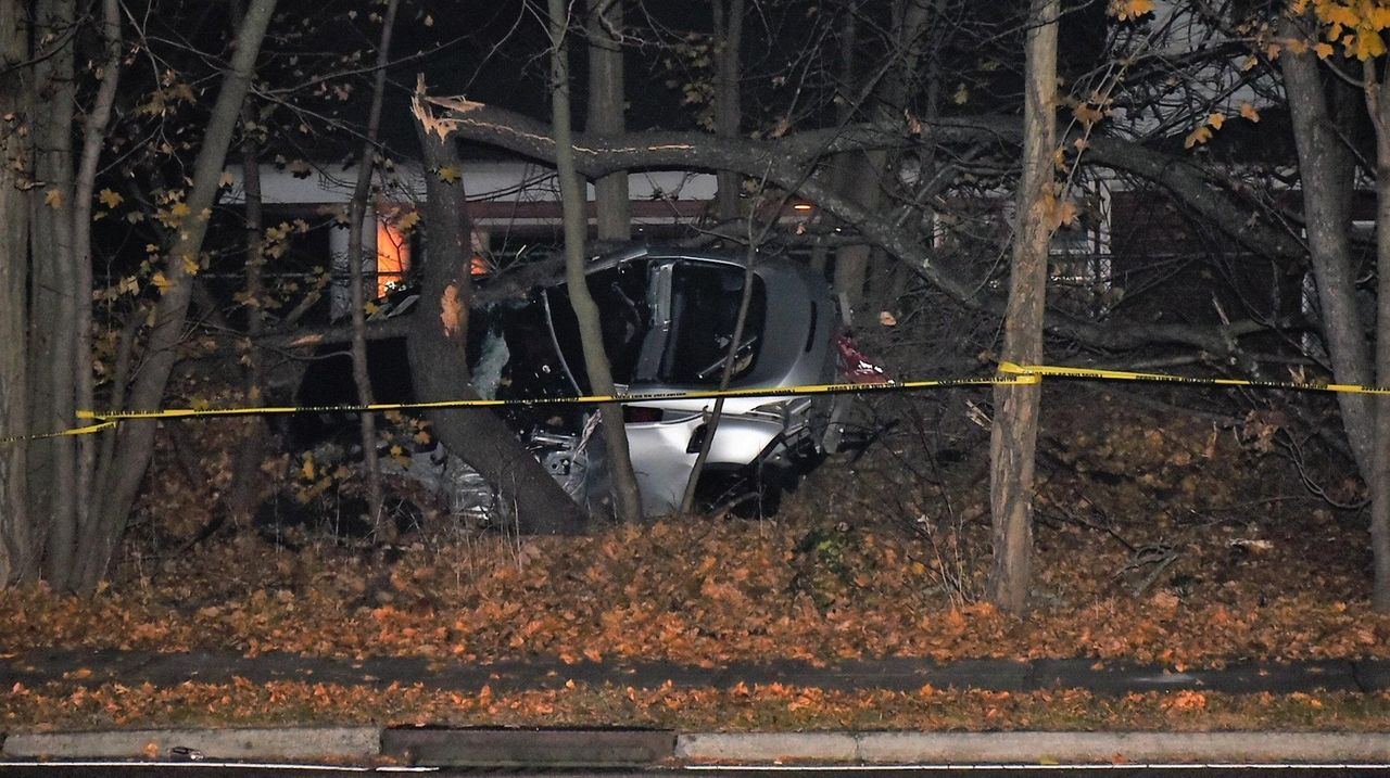 Man Killed In Single Car Crash In Central Islip Suffolk Police Say Newsday 9652