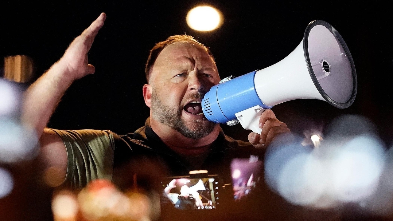 Alex Jones offers to pay Newtown families at least $55 million over school shooting hoax conspiracy - Vimarsana News