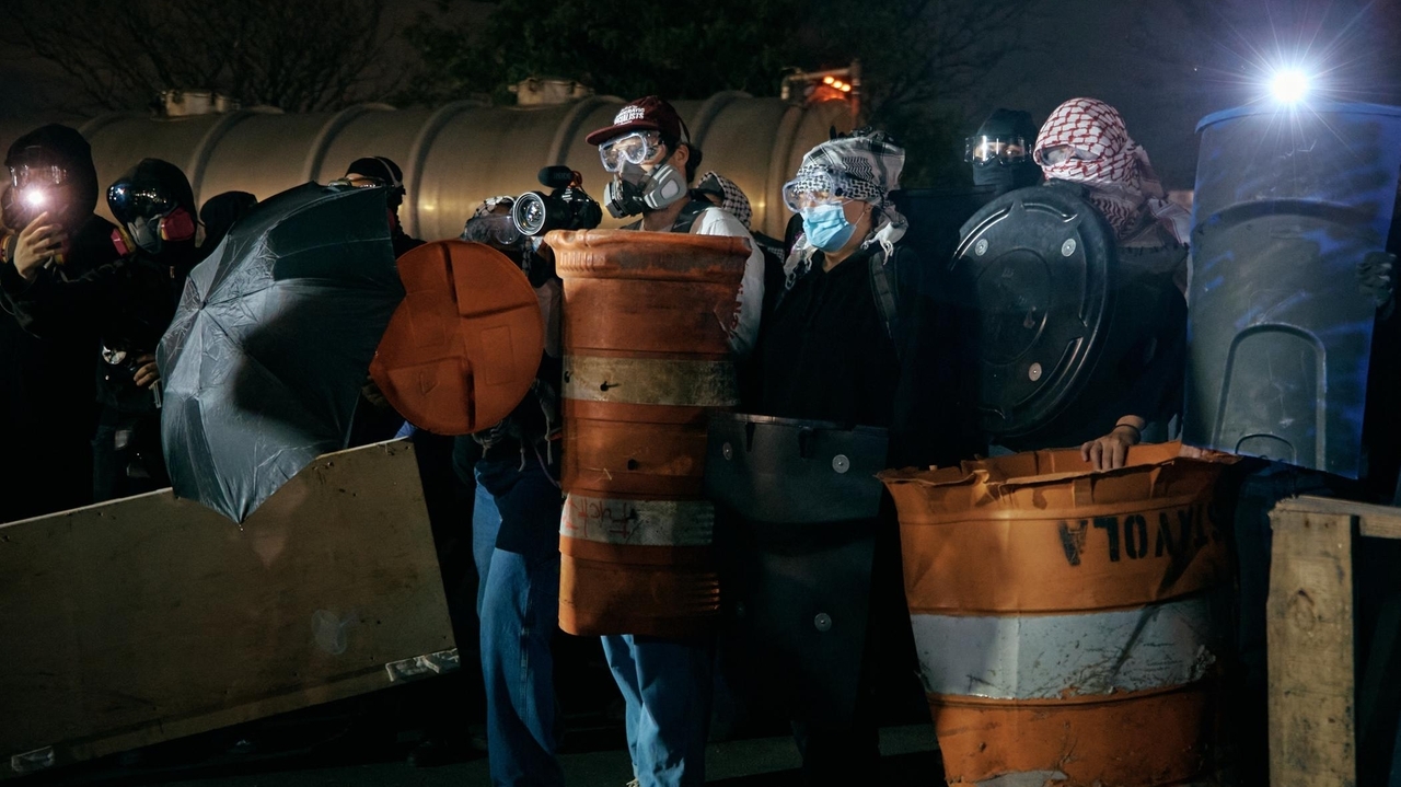 6 protesters arrested after clash with ICE officers outside a New Jersey detention center