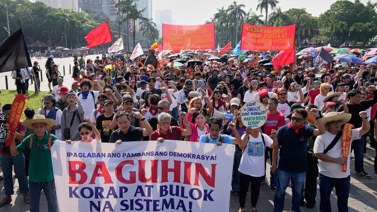 Libu -libo sa Pilipinas ang nagpoprotesta ng katiwalian at hinihiling na pagbabalik ng mga ninakaw na pondo mula sa mga proyekto ng baha