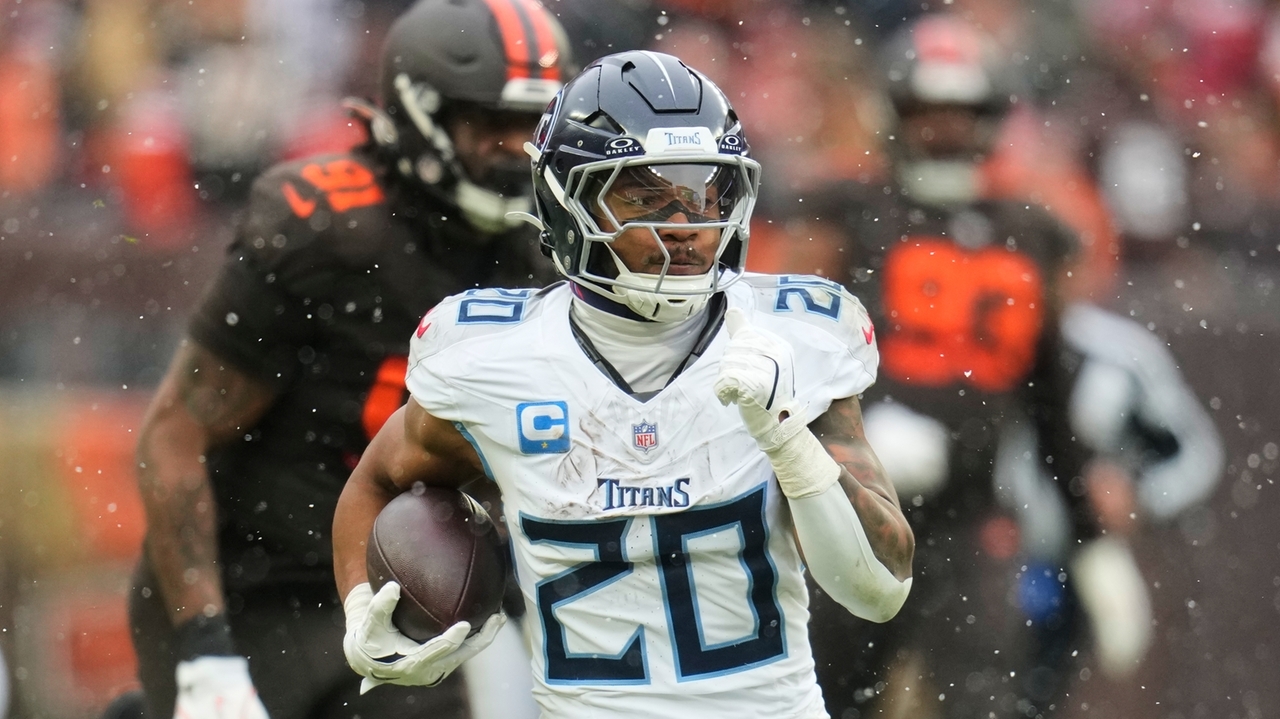 Tony Pollard runs for 161 yards and 2 TDs as Titans outlast Shedeur ...