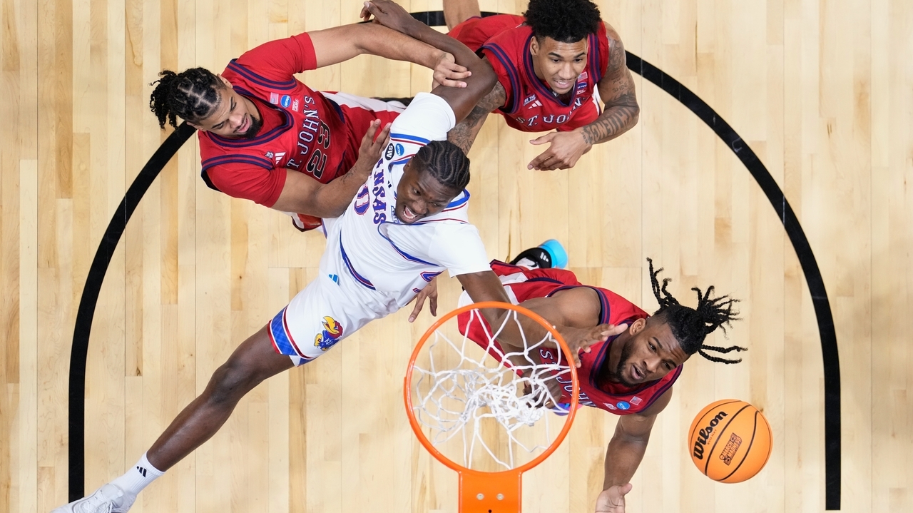 Dylan Darling hits driving layup at buzzer, St. John's beats Kansas 67-65 in March Madness thriller