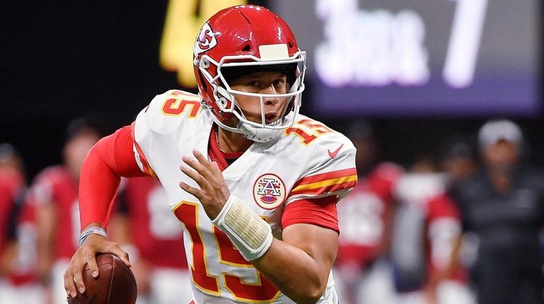 Chiefs' Patrick Mahomes shares initial reaction to Tyreek Hill's decision  to join the Miami Dolphins - The Phinsider