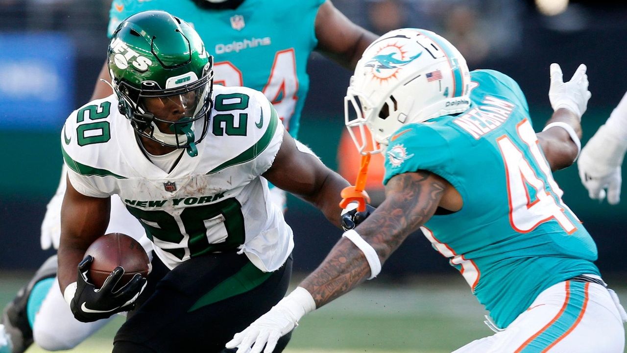 Jets RB Breece Hall Delivers Multiple 'Home Run' Plays in Win Over Dolphins